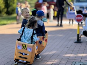 Zdjęcia przedstawiają zajęcia z dziećmi ze szkół w Hucisku oraz Dębnie, przeprowadzane przez funkcjonariuszy z Komendy Powiatowej Policji w Leżajsku. Do zajęć wykorzystano &quot;Miasteczko Umiejętności Drogowych&quot;.