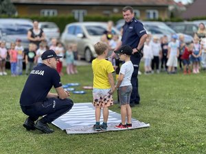 Zdjęcia przedstawiają zajęcia z dziećmi ze szkół w Hucisku oraz Dębnie, przeprowadzane przez funkcjonariuszy z Komendy Powiatowej Policji w Leżajsku. Do zajęć wykorzystano &quot;Miasteczko Umiejętności Drogowych&quot;.