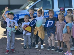 Zdjęcia przedstawiają zajęcia z dziećmi ze szkół w Hucisku oraz Dębnie, przeprowadzane przez funkcjonariuszy z Komendy Powiatowej Policji w Leżajsku. Do zajęć wykorzystano &quot;Miasteczko Umiejętności Drogowych&quot;.