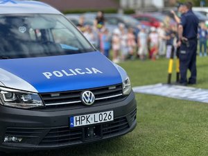 Zdjęcia przedstawiają zajęcia z dziećmi ze szkół w Hucisku oraz Dębnie, przeprowadzane przez funkcjonariuszy z Komendy Powiatowej Policji w Leżajsku. Do zajęć wykorzystano &quot;Miasteczko Umiejętności Drogowych&quot;.