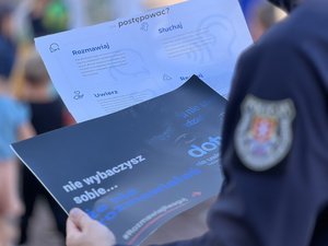 Zdjęcia przedstawiają zajęcia z dziećmi ze szkół w Hucisku oraz Dębnie, przeprowadzane przez funkcjonariuszy z Komendy Powiatowej Policji w Leżajsku. Do zajęć wykorzystano &quot;Miasteczko Umiejętności Drogowych&quot;.