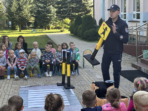 Zdjęcia przedstawiają policjantów z Komendy Powiatowej Policji w Leżajsku podczas prowadzenia zajęć profilaktycznych dla dzieci z przedszkoli i szkół podstawowych zlokalizowanych na terenie powiatu leżajskiego.