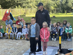 Zdjęcia przedstawiają policjantów z Komendy Powiatowej Policji w Leżajsku podczas prowadzenia zajęć profilaktycznych dla dzieci z przedszkoli i szkół podstawowych zlokalizowanych na terenie powiatu leżajskiego.