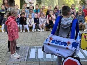 Zdjęcia przedstawiają policjantów z Komendy Powiatowej Policji w Leżajsku podczas prowadzenia zajęć profilaktycznych dla dzieci z przedszkoli i szkół podstawowych zlokalizowanych na terenie powiatu leżajskiego.