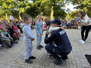 Zdjęcia przedstawiają policjantów z Komendy Powiatowej Policji w Leżajsku podczas prowadzenia zajęć profilaktycznych dla dzieci z przedszkoli i szkół podstawowych zlokalizowanych na terenie powiatu leżajskiego.