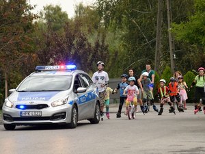 Zdjęcia przedstawiają funkcjonariuszy leżajskiej drogówki, którzy wzięli udział w zajęciach tzw. nightskating, zorganizowanego w Dębnie.