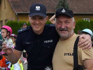 Zdjęcia przedstawiają funkcjonariuszy leżajskiej drogówki, którzy wzięli udział w zajęciach tzw. nightskating, zorganizowanego w Dębnie.