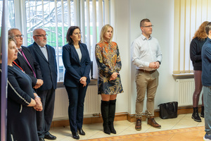 Zdjęcie przedstawia grupkę osób, znajdującą się na auli Komendy Powiatowej Policji w Leżajsku. Są to zaproszeni goście w związku z uroczystym rozdaniem nagród laureatom konkursu &amp;quot;Bezpieczne wakacje 2023&amp;quot;. Osoby te są zwrócone przodem do aparatu.