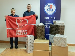 Zdjęcie przedstawia wolontariuszy Szlachetnej Paczki oraz umundurowanych funkcjonariuszy Policji. Zdjęcia przedstawiają proces pakowania paczek oraz moment przekazania ich do magazynu Szlachetnej Paczki w Leżajsku.