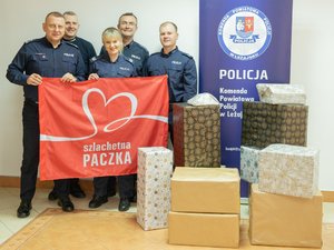 Zdjęcie przedstawia wolontariuszy Szlachetnej Paczki oraz umundurowanych funkcjonariuszy Policji. Zdjęcia przedstawiają proces pakowania paczek oraz moment przekazania ich do magazynu Szlachetnej Paczki w Leżajsku.