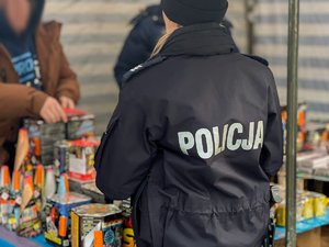 Zdjęcia przedstawiają umundurowanych funkcjonariuszy policji podczas kontroli stoisk, na których prowadzona jest sprzedaż fajerwerków.