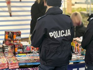 Zdjęcia przedstawiają umundurowanych funkcjonariuszy policji podczas kontroli stoisk, na których prowadzona jest sprzedaż fajerwerków.