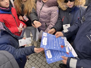 Na zdjęciu widoczni są uczestnicy spotkania z policjantami leżajskiej komendy. Zdjęcie zrobione na zewnątrz.