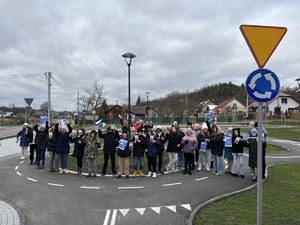 Na zdjęciu widoczni są uczestnicy spotkania z policjantami leżajskiej komendy. Zdjęcie zrobione na zewnątrz.