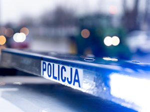 Zdjęcie przedstawia umundurowanych funkcjonariuszy z Komendy Powiatowej Policji w Leżajsku oraz pojazdy służbowe oznakowane, biorące udział w zabezpieczeniu protestu rolników w dniu dwudziestego lutego. W tle widać pojazdy oraz maszyny rolnicze.