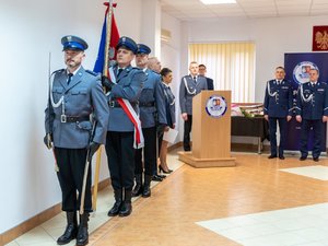 Zdjęcie przedstawia funkcjonariuszy Policji ubranych w umundurowanie wyjściowe podczas uroczystej zbiórki z okazji pożegnania ze sztandarem leżajskiej jednostki dotychczasowego Komendanta Powiatowego Policji, inspektora Janusza Mokrzyckiego. Na zdjęciach widoczny jest poczet sztandarowy, Zastępca Komendanta Wojewódzkiego Policji w Rzeszowie inspektor Jacek Juwa, a także nowy przełożony leżajskich policjantów podinspektor Ryszard Tyka. Na zdjęciach widoczni są również samorządowcy oraz przedstawiciele innych służb mundurowych.