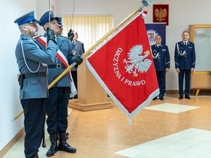 Zdjęcie przedstawia funkcjonariuszy Policji ubranych w umundurowanie wyjściowe podczas uroczystej zbiórki z okazji pożegnania ze sztandarem leżajskiej jednostki dotychczasowego Komendanta Powiatowego Policji, inspektora Janusza Mokrzyckiego. Na zdjęciach widoczny jest poczet sztandarowy, Zastępca Komendanta Wojewódzkiego Policji w Rzeszowie inspektor Jacek Juwa, a także nowy przełożony leżajskich policjantów podinspektor Ryszard Tyka. Na zdjęciach widoczni są również samorządowcy oraz przedstawiciele innych służb mundurowych.