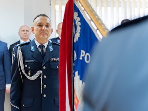 Zdjęcie przedstawia funkcjonariuszy Policji ubranych w umundurowanie wyjściowe podczas uroczystej zbiórki z okazji pożegnania ze sztandarem leżajskiej jednostki dotychczasowego Komendanta Powiatowego Policji, inspektora Janusza Mokrzyckiego. Na zdjęciach widoczny jest poczet sztandarowy, Zastępca Komendanta Wojewódzkiego Policji w Rzeszowie inspektor Jacek Juwa, a także nowy przełożony leżajskich policjantów podinspektor Ryszard Tyka. Na zdjęciach widoczni są również samorządowcy oraz przedstawiciele innych służb mundurowych.