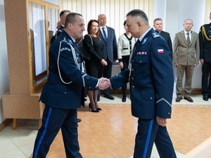 Zdjęcie przedstawia funkcjonariuszy Policji ubranych w umundurowanie wyjściowe podczas uroczystej zbiórki z okazji pożegnania ze sztandarem leżajskiej jednostki dotychczasowego Komendanta Powiatowego Policji, inspektora Janusza Mokrzyckiego. Na zdjęciach widoczny jest poczet sztandarowy, Zastępca Komendanta Wojewódzkiego Policji w Rzeszowie inspektor Jacek Juwa, a także nowy przełożony leżajskich policjantów podinspektor Ryszard Tyka. Na zdjęciach widoczni są również samorządowcy oraz przedstawiciele innych służb mundurowych.