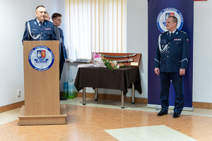 Zdjęcie przedstawia funkcjonariuszy Policji ubranych w umundurowanie wyjściowe podczas uroczystej zbiórki z okazji pożegnania ze sztandarem leżajskiej jednostki dotychczasowego Komendanta Powiatowego Policji, inspektora Janusza Mokrzyckiego. Na zdjęciach widoczny jest poczet sztandarowy, Zastępca Komendanta Wojewódzkiego Policji w Rzeszowie inspektor Jacek Juwa, a także nowy przełożony leżajskich policjantów podinspektor Ryszard Tyka. Na zdjęciach widoczni są również samorządowcy oraz przedstawiciele innych służb mundurowych.