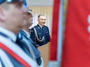 Zdjęcie przedstawia funkcjonariuszy Policji ubranych w umundurowanie wyjściowe podczas uroczystej zbiórki z okazji pożegnania ze sztandarem leżajskiej jednostki dotychczasowego Komendanta Powiatowego Policji, inspektora Janusza Mokrzyckiego. Na zdjęciach widoczny jest poczet sztandarowy, Zastępca Komendanta Wojewódzkiego Policji w Rzeszowie inspektor Jacek Juwa, a także nowy przełożony leżajskich policjantów podinspektor Ryszard Tyka. Na zdjęciach widoczni są również samorządowcy oraz przedstawiciele innych służb mundurowych.