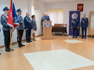 Zdjęcie przedstawia funkcjonariuszy Policji ubranych w umundurowanie wyjściowe podczas uroczystej zbiórki z okazji pożegnania ze sztandarem leżajskiej jednostki dotychczasowego Komendanta Powiatowego Policji, inspektora Janusza Mokrzyckiego. Na zdjęciach widoczny jest poczet sztandarowy, Zastępca Komendanta Wojewódzkiego Policji w Rzeszowie inspektor Jacek Juwa, a także nowy przełożony leżajskich policjantów podinspektor Ryszard Tyka. Na zdjęciach widoczni są również samorządowcy oraz przedstawiciele innych służb mundurowych.