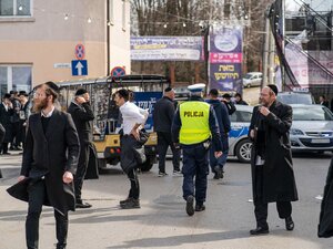 Zdjęcie przedstawia zabezpieczenie pielgrzymki Chasydów do Leżajska. Na zdjęciach znajdują się umundurowani funkcjonariusze Policji oraz pielgrzymi narodowości żydowskiej.