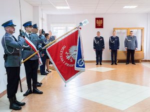 Zdjęcia przedstawiają przebieg uroczystej zbiórki z okazji objęcia stanowiska Komendanta Powiatowego Policji w Leżajsku oraz przywitania się ze sztandarem jednostki podinspektora Ryszarda Tyki. Na zdjęciach widoczni są ubrani w galowe umundurowanie Policjanci Komendy Powiatowej Policji w Leżajsku. Dodatkowo na fotografiach widoczny jest poczet sztandarowy wraz ze sztandarem jednostki. Na zdjęciach widoczny jest również Komendant Wojewódzki Policji w Rzeszowie inspektor Jarosław Tokarczyk. Oprócz tego, na fotografiach widać zaproszonych gości.