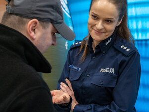 Zdjęcia przedstawiają umundurowanych funkcjonariuszy Policji podczas wydarzenia zwanego "Leżajskimi Targami Pracy", które odbyło się w czwartek 11 kwietnia 2024 r. Na fotografiach widać policjantów rozdających ulotki, prezentujących służbę w policji. Widoczne są także przypadkowe osoby znajdujące się na stoisku.