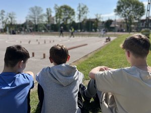 Na zdjęciu widać uczestników konkursu konkursu biorących udział w konkurencji toru przeszkód pokonywanego na rowerze. Zdjęcie wykonane na zewnątrz.