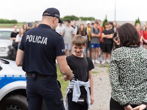 Fotografie przedstawiają przebieg &quot;Dnia dziecka&quot;, który został zorganizowany w minioną środę na Strzelnicy Arizona w Przychojcu przez Funkcjonariuszy Komendy Powiatowej Policji w Leżajsku, Starostwo Powiatowe w Leżajsku oraz Niezależny Samorządny Związek Zawodowy Policjantów w Leżajsku. Na zdjęciach widoczni są uczestnicy wydarzenia oraz umundurowani policjanci.