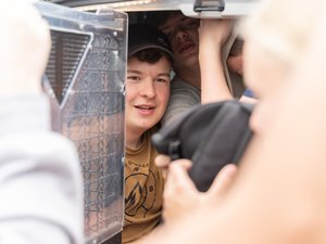 Fotografie przedstawiają przebieg &quot;Dnia dziecka&quot;, który został zorganizowany w minioną środę na Strzelnicy Arizona w Przychojcu przez Funkcjonariuszy Komendy Powiatowej Policji w Leżajsku, Starostwo Powiatowe w Leżajsku oraz Niezależny Samorządny Związek Zawodowy Policjantów w Leżajsku. Na zdjęciach widoczni są uczestnicy wydarzenia oraz umundurowani policjanci.