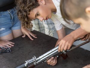 Fotografie przedstawiają przebieg &quot;Dnia dziecka&quot;, który został zorganizowany w minioną środę na Strzelnicy Arizona w Przychojcu przez Funkcjonariuszy Komendy Powiatowej Policji w Leżajsku, Starostwo Powiatowe w Leżajsku oraz Niezależny Samorządny Związek Zawodowy Policjantów w Leżajsku. Na zdjęciach widoczni są uczestnicy wydarzenia oraz umundurowani policjanci.