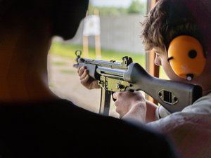 Fotografie przedstawiają przebieg &quot;Dnia dziecka&quot;, który został zorganizowany w minioną środę na Strzelnicy Arizona w Przychojcu przez Funkcjonariuszy Komendy Powiatowej Policji w Leżajsku, Starostwo Powiatowe w Leżajsku oraz Niezależny Samorządny Związek Zawodowy Policjantów w Leżajsku. Na zdjęciach widoczni są uczestnicy wydarzenia oraz umundurowani policjanci.