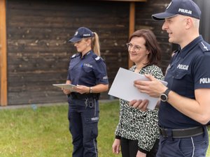 Fotografie przedstawiają przebieg &quot;Dnia dziecka&quot;, który został zorganizowany w minioną środę na Strzelnicy Arizona w Przychojcu przez Funkcjonariuszy Komendy Powiatowej Policji w Leżajsku, Starostwo Powiatowe w Leżajsku oraz Niezależny Samorządny Związek Zawodowy Policjantów w Leżajsku. Na zdjęciach widoczni są uczestnicy wydarzenia oraz umundurowani policjanci.