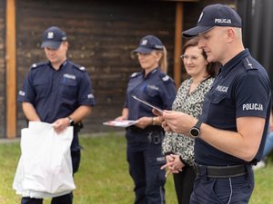 Fotografie przedstawiają przebieg &quot;Dnia dziecka&quot;, który został zorganizowany w minioną środę na Strzelnicy Arizona w Przychojcu przez Funkcjonariuszy Komendy Powiatowej Policji w Leżajsku, Starostwo Powiatowe w Leżajsku oraz Niezależny Samorządny Związek Zawodowy Policjantów w Leżajsku. Na zdjęciach widoczni są uczestnicy wydarzenia oraz umundurowani policjanci.