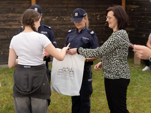 Fotografie przedstawiają przebieg &quot;Dnia dziecka&quot;, który został zorganizowany w minioną środę na Strzelnicy Arizona w Przychojcu przez Funkcjonariuszy Komendy Powiatowej Policji w Leżajsku, Starostwo Powiatowe w Leżajsku oraz Niezależny Samorządny Związek Zawodowy Policjantów w Leżajsku. Na zdjęciach widoczni są uczestnicy wydarzenia oraz umundurowani policjanci.