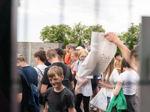 Fotografie przedstawiają przebieg &quot;Dnia dziecka&quot;, który został zorganizowany w minioną środę na Strzelnicy Arizona w Przychojcu przez Funkcjonariuszy Komendy Powiatowej Policji w Leżajsku, Starostwo Powiatowe w Leżajsku oraz Niezależny Samorządny Związek Zawodowy Policjantów w Leżajsku. Na zdjęciach widoczni są uczestnicy wydarzenia oraz umundurowani policjanci.