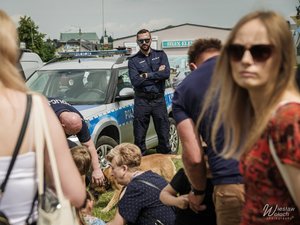 Fotografie przedstawiają policjantów w umundurowaniu służbowym, biorących udział w pikniku z okazji dnia dziecka. Na zdjęciach widoczny jest także pies służbowy oraz jego przewodnik.