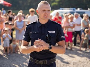 Fotografie przedstawiają umundurowanych funkcjonariuszy Komendy Powiatowej Policji w Leżajsku, podczas pikniku świętojańskiego zorganizowanego nad zalewem w Brzózie Królewskiej. Na zdjęciach znajdują się także osoby, które odwiedzały stoiska mundurowych.