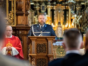 Zdjęcia przedstawiają umundurowanych funkcjonariuszy w mundurach galowych podczas uroczystości obchodów Święta Policji w Komendzie Powiatowej Policji w Leżajsku. Na zdjęciach są policjanci, którzy otrzymali awanse oraz wyróżnienia.