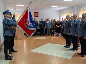 Zdjęcia przedstawiają umundurowanych funkcjonariuszy w mundurach galowych podczas uroczystości obchodów Święta Policji w Komendzie Powiatowej Policji w Leżajsku. Na zdjęciach są policjanci, którzy otrzymali awanse oraz wyróżnienia.