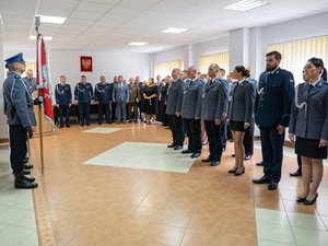 Zdjęcia przedstawiają umundurowanych funkcjonariuszy w mundurach galowych podczas uroczystości obchodów Święta Policji w Komendzie Powiatowej Policji w Leżajsku. Na zdjęciach są policjanci, którzy otrzymali awanse oraz wyróżnienia.