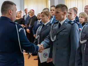 Zdjęcia przedstawiają umundurowanych funkcjonariuszy w mundurach galowych podczas uroczystości obchodów Święta Policji w Komendzie Powiatowej Policji w Leżajsku. Na zdjęciach są policjanci, którzy otrzymali awanse oraz wyróżnienia.