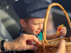 Zdjęcie przedstawia przebieg wydarzenia jakim był &quot;Powiatowy Piknik Patriotyczny&quot;, który odbył się na placu Muzeum Ziemi Leżajskiej.  Na zdjęciach widoczne jest wyposażenie policji.