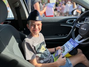 Zdjęcie przedstawia przebieg wydarzenia jakim był &quot;Powiatowy Piknik Patriotyczny&quot;, który odbył się na placu Muzeum Ziemi Leżajskiej.  Na zdjęciach widoczne jest wyposażenie policji.