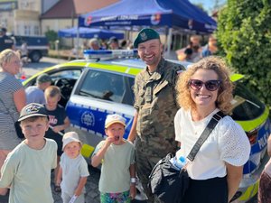 Zdjęcie przedstawia przebieg wydarzenia jakim był &quot;Powiatowy Piknik Patriotyczny&quot;, który odbył się na placu Muzeum Ziemi Leżajskiej.  Na zdjęciach widoczne jest wyposażenie policji.