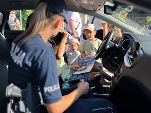 Zdjęcie przedstawia przebieg wydarzenia jakim był &quot;Powiatowy Piknik Patriotyczny&quot;, który odbył się na placu Muzeum Ziemi Leżajskiej.  Na zdjęciach widoczne jest wyposażenie policji.