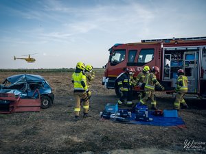 Zdjęcia przedstawiają przebieg otwartych zawodów strzeleckich, połączonych z piknikiem rodzinnym na strzelnicy arizona w Przychojcu. Na zdjęciach widoczni są także policjanci, którzy współorganizowali wydarzenie. Strzelnica zlokalizowana jest wśród wałów ziemnych, które również widoczne są na zdjęciach.