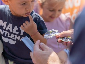 Zdjęcia przedstawiają umundurowanych funkcjonariuszy Komendy Powiatowej Policji w Leżajsku, którzy znajdują się pod szkołami na terenie powiatu leżajskiego i rozmawiają z uczestnikami ruchu drogowego, którzy korzystają z przejścia dla pieszych. Policjanci ubrani są w odblaskowe kamizelki.